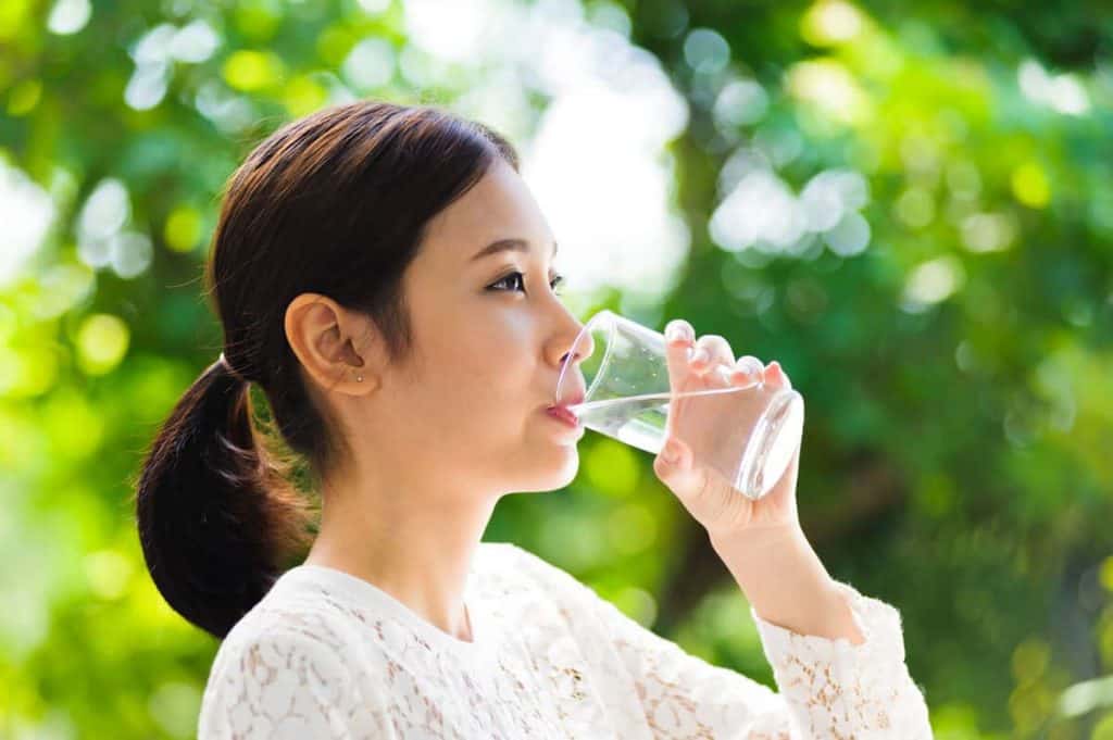 wanita sedang minum air
