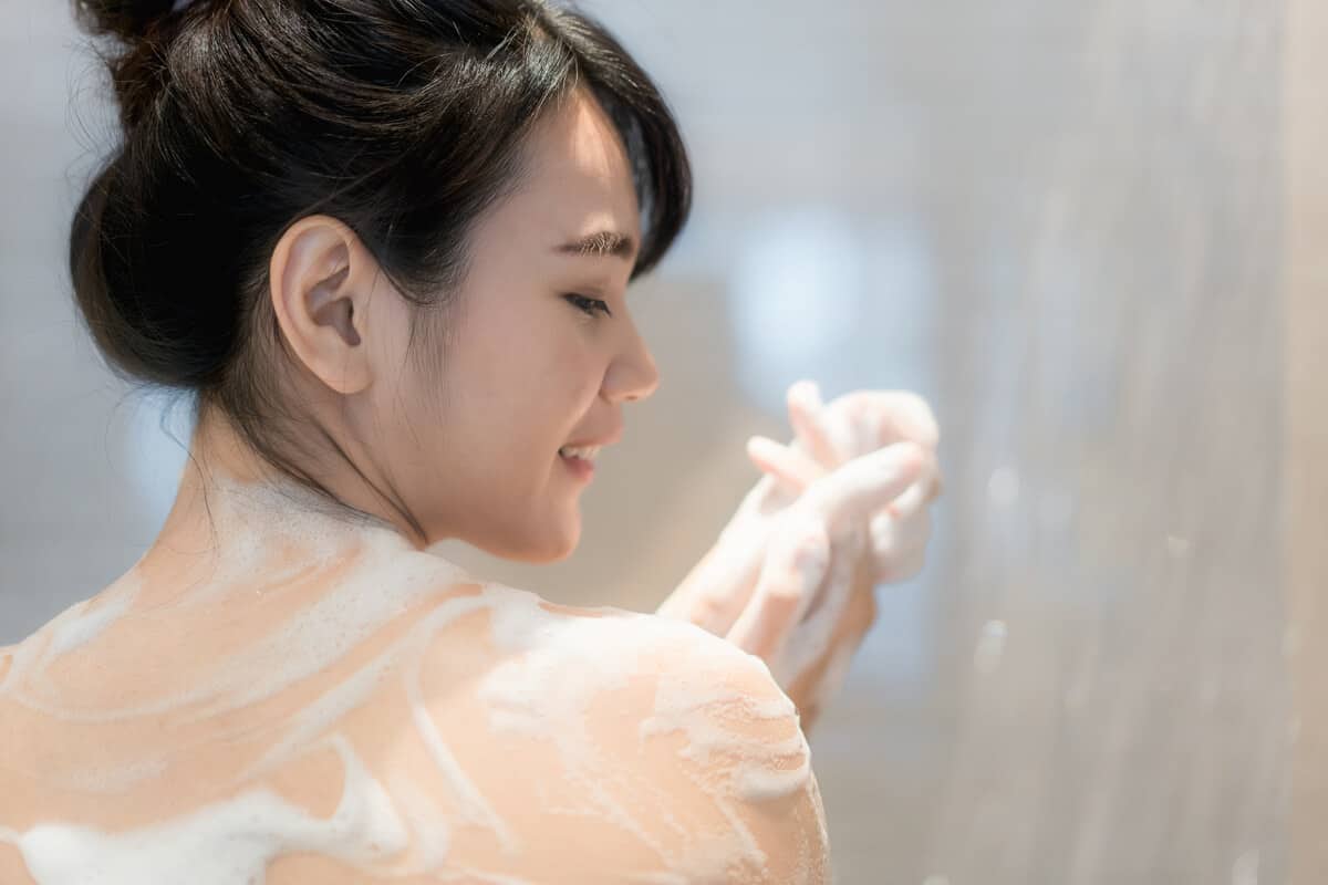 10 Sabun Badan Terbaik Bagi Kulit Kering Yang Melembapkan Badan Anda!