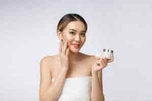 10 Produk Krim Pencerahan Menyerikan Kulit Anda